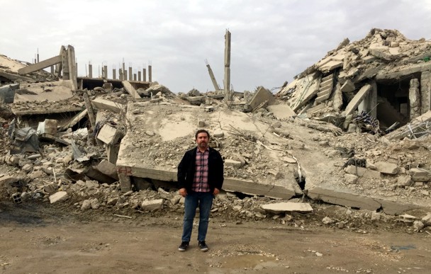 Javier Couso, durante su visita a Rojava, ante las ruinas de la ciudad de Kobani. / Izquierda Unida