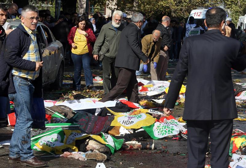 Un grupo de cadáveres esparcidos por el suelo tras el atentado de Ankara. / Efe