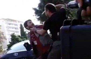 Un policía encañona al policía Murat Demir en Silvan. / Bianet.org