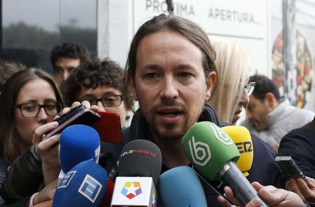 Pablo Iglesias a su llegada a la reunión de la dirección de Podemos, celebrada esta mañana en Madrid, para analizar la estrategia electoral. / Paco Campos (Efe)