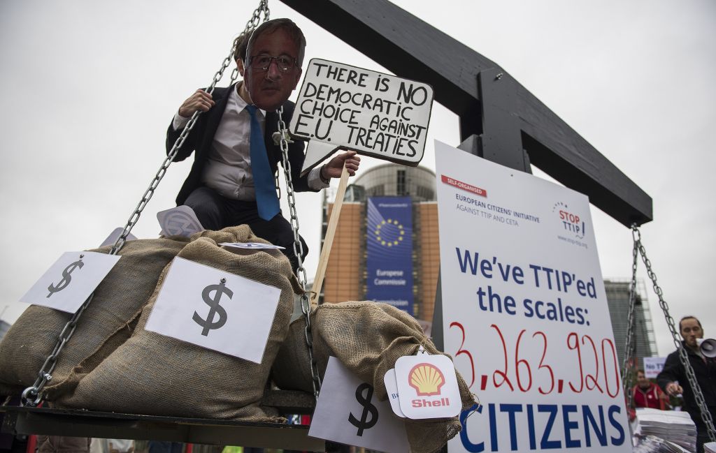 Un activista disfrazado de Juncker porta una pancarta "No hay opción democrática alguna contra los tratados de la UE."