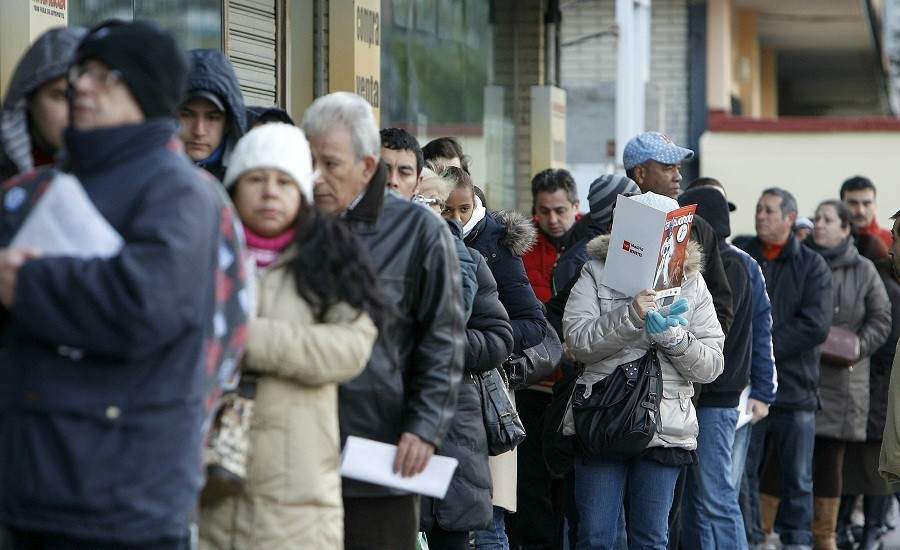 Una de las colas que se han formado estos días a las puertas del Registro Civil en Madrid. / Ballesteros (Efe)