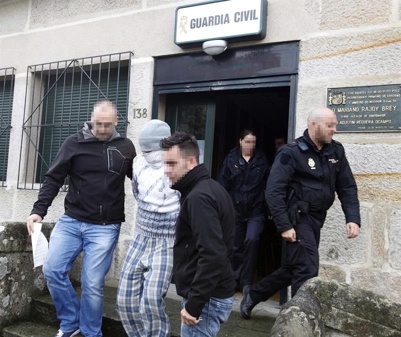 La expareja de la mujer asesinada a acuchillazos la madrugada del viernes en Ponte Sampaio, una parroquia del Ayuntamiento de Pontevedra, ayer, a la salida del cuartel de la Guardia Civil de Arcade. / Salvador Sas (Efe)