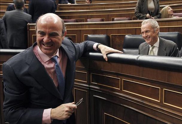 Luis de Guindos, en primer plano, y Antonio Morenés, a su derecha, en una imagen de archivo en el Congreso. / Efe