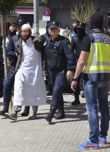 Imagen de una de las detenciones realizadas en una operación policial contra el terrorismo yihadista en Barcelona el pasado mes de mayo. / Efe