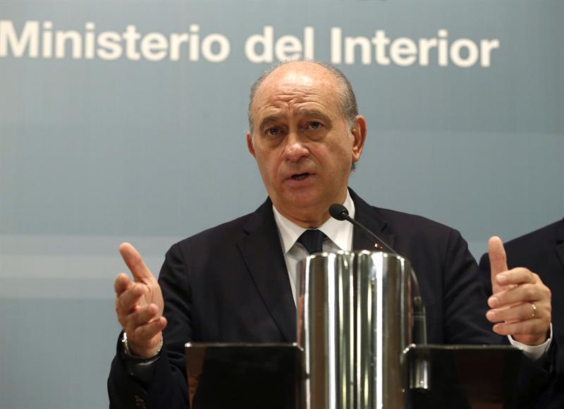 El ministro del Interior, Jorge Fernández Díaz, ayer sábado,en la rueda de prensa posterior a la reunión pacto contra el terrorismo yihadista. / Ángel Díaz (Efe)