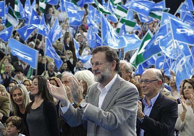 Mariano Rajoy,junto a Cristobal Montoro, en un mitin celebrado en Sevilla para las elecciones generales de 2011. / José Manuel Vidal (Efe)