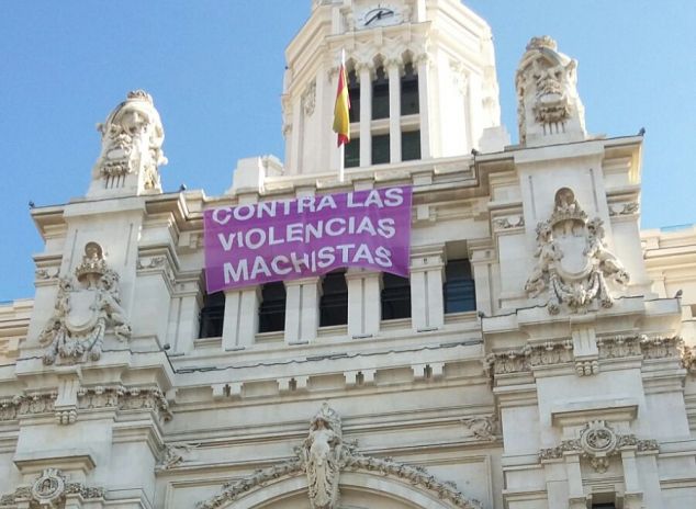Pancarta colocada este viernes en la fachada del Ayuntamiento de Madrid en apoyo a la marcha contra las violencias de género que se celebra este sábado en las calles de la capital. / Fina Lourido