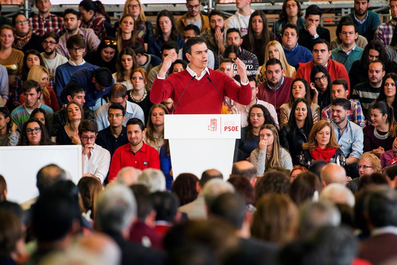 El candidato a la presidencia del Gobierno y secretario general del PSOE, Pedro Sánchez, ayer, durante su participación en un acto público en Sevilla. / Raúl Caro (Efe)