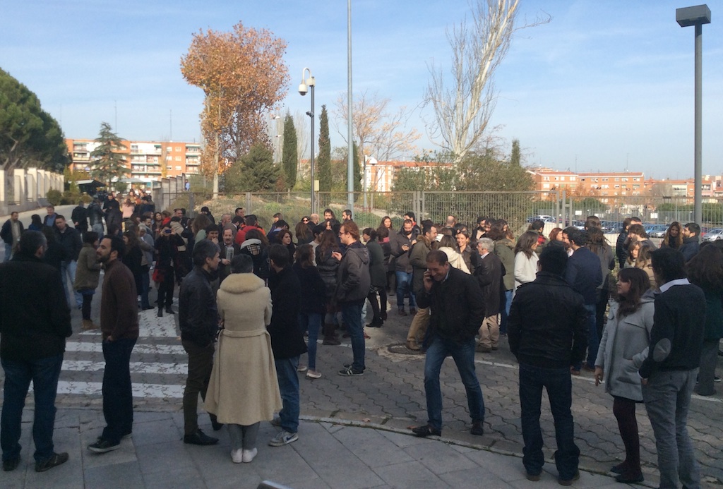 Concentración de trabajadores esta mañana en la sede de Madrid.