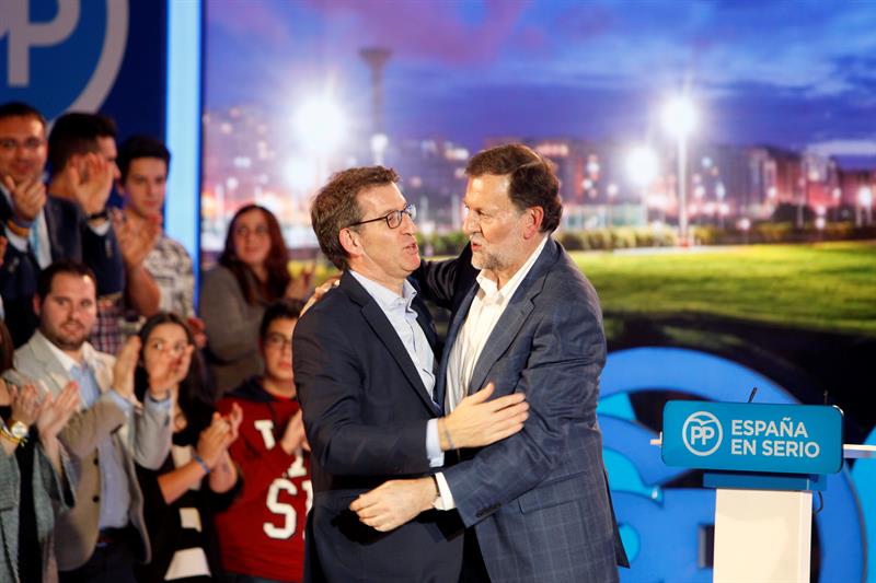 Mariano Rajoy abraza al presidente gallego Albreto Nuñez Feijoo, ayer, tras un mitin en Santiago de Compostela. / Cabalar (Efe)