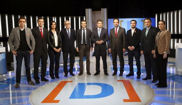 De izquierda a derecha Iñigo Errejon (Podemos), Andres Herzog (UPyD), Montse Surroca (Unió) , Miguel Puig (Democràcia i Llibertat), Pablo Casado (PP) , el periodista y moderador Julio Somoano, Antonio Hernando(PSOE), Alberto Garzon (Unidad Popular-Izquierda Unida) , Aitor Esteban(PNV) y Marta Rivera (Ciudadanos), ayer, poco antes del debate electoral celebrado en RTVE. / Kiko Huesca (Efe)