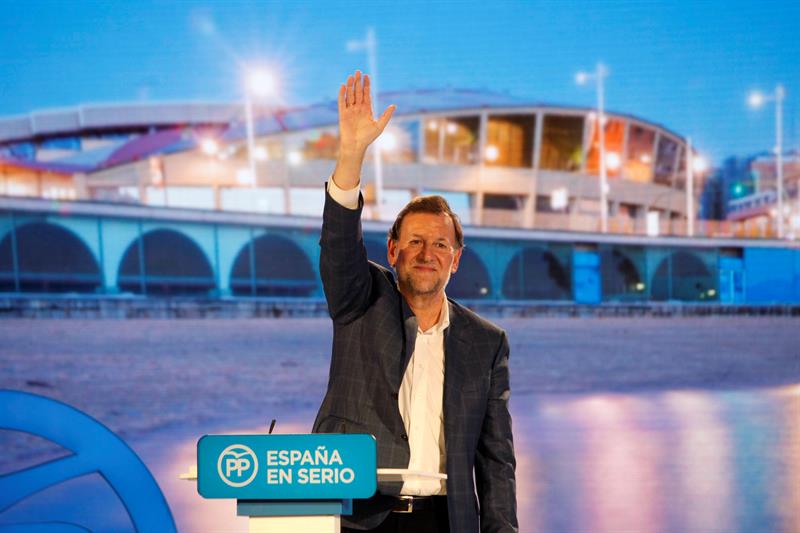 El presidente Mariano Rajoy, ayer, en un mitin celebrado en A Coruña. / Cabalar (Efe)