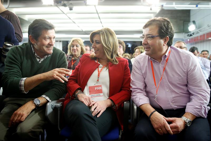 De izquierda a derecha, los presidentes de Asturias, Javier Fernández; Andalucía, Susana Díaz, y Extremadura, Guillermo Fernández Vara, durante la reunión del Comité Federal del PSOE celebrada ayer. / Juan Carlos Hidalgo (Efe)