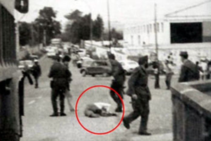 El cuerpo sin vida de Gladys del Estal, asesinada en Tudela por disparos de la Guardia Civil durante una manifestación antinuclear autorizada. /