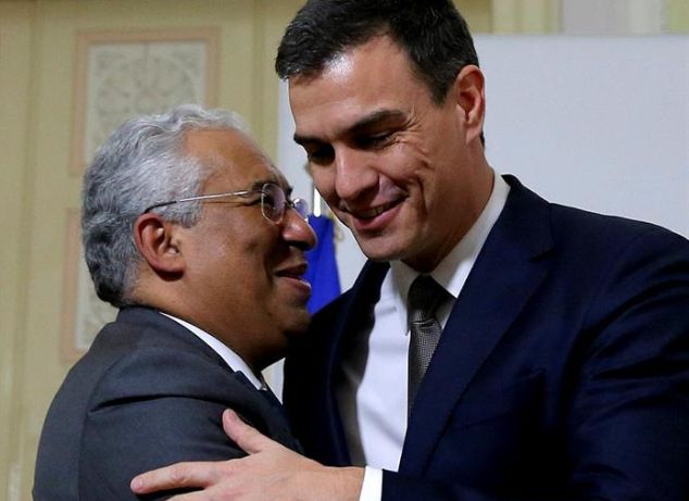 Pedro Sánchez abraza al primer ministro portugués, Antonio Costa, ayer, momentos antes de anunciar en Lisboa que intentará porner en marcha un pacto de progreso si el PP fracasa en su intención de investir a Mariano Rajoy. / Tiago Petinga (Efe)