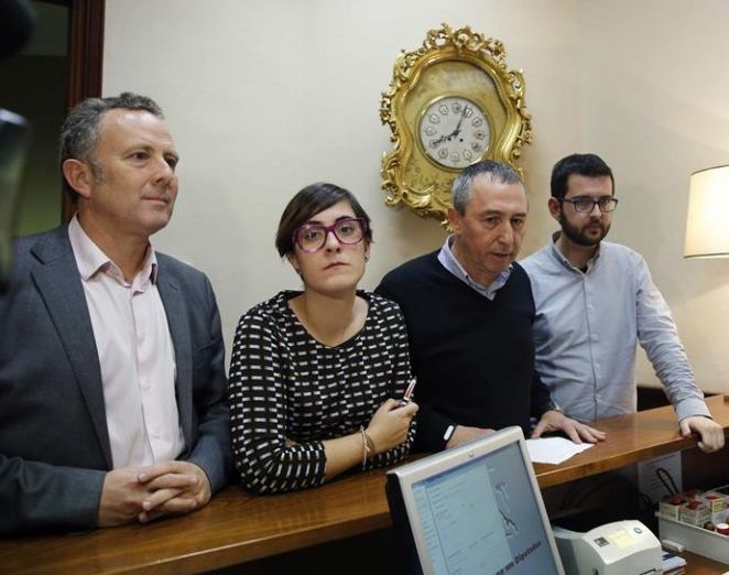 Los cuatro diputados de Compromís que concurrieron en la candidatura de Podemos-Es el Moment, presentando su solicitud, denegada después, de formar grupo propio en el Congreso. / Ballesteros (Efe)