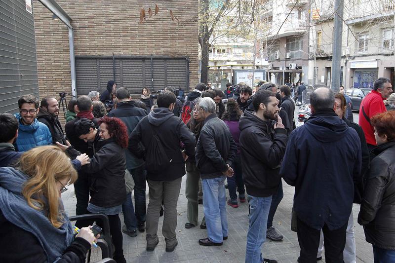 Imagen de un momento de descanso de los miembros de la Asamblea Territorial de la CUP en Barcelona celebrada esta mañana. / Marta Pérez (Efe)
