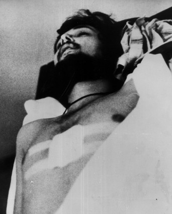 El cadáver de Germán Rodríguez, asesinado en los Sanfermines de 1978 en las calles de Pamplona por un tiro en la cabeza. / Efe