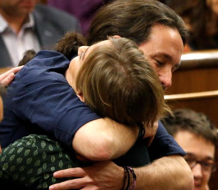Abrazo de Pablo Iglesias y Tania Sánchez, esta mañana, en el hemiciclo. / J. J. Guillén (Efe)