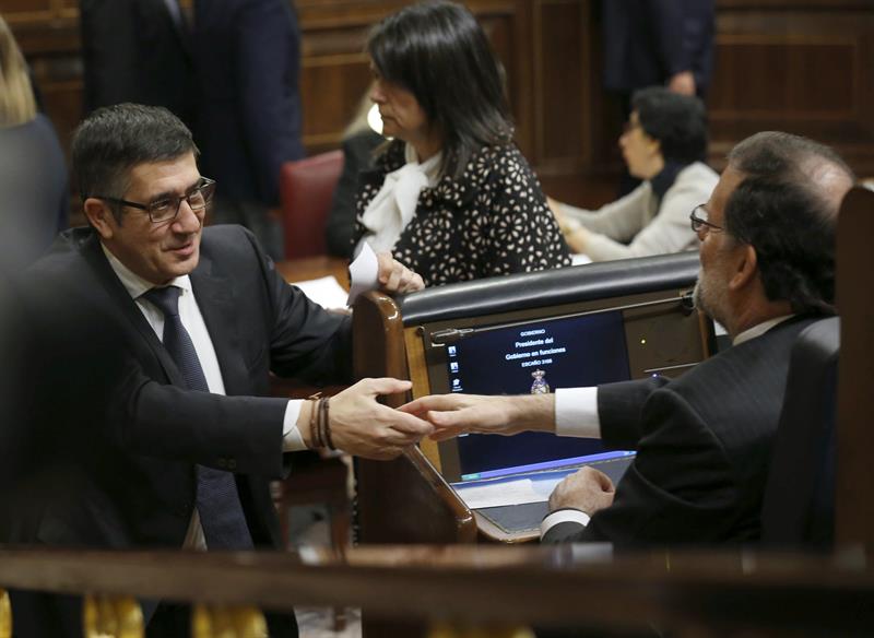 El nuevo presidente del Congreso, el socialista Patxi López, esta mañana, saludando a Mariano Rajoy en el hemiciclo. / Sergio Barreneceha (Efe)