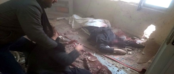 El cuerpo sin vida de Melek Alpaydin, sorprendida por un obús de mortero mientras desayunaba en su casa de Diyarbakir (Turquía). / Jinha.com