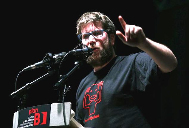 El eurodiputado de Podemos Miguel Urban, esta mañana, durante su intervención en las jornadas del "Plan B para Europa", que se desarrollan en Madrid. / Paco Campos (Efe)