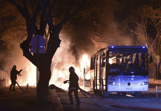 Los bomberos intentan apagar el fuego tras el atentado de Ankara contra los autobuses militares. / Efe