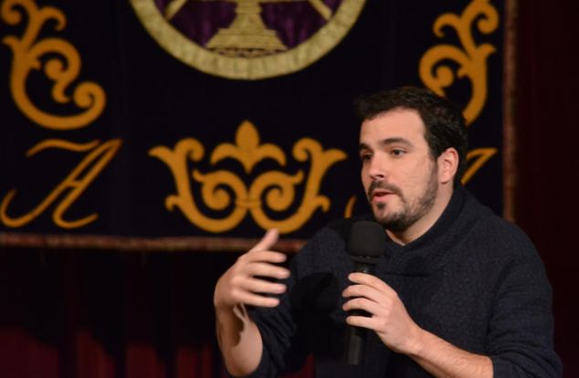 Alberto Garzón, esta mañana, durante una de sus intervenciones en la asamblea abierta convocada por IU para dar cuenta de las negociaciones mantenidas en el proceso de investidura. / Agustín Millán