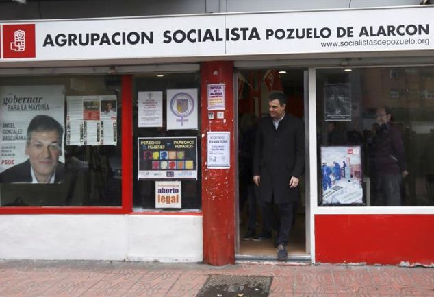 Pedro Sánchez, esta mañana, saliendo de la Agrupación Socialista de Pozuelo de Alarcón tras despositar su voto en la consulta a los militantes socialistas sobre el acuerdo firmado con Ciudadanos. / Fernando Alvarado (Efe)