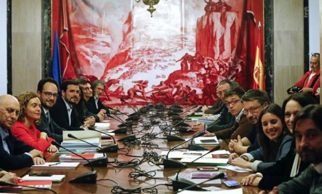 Vista general de la reunión de los equipos negociadores del PSOE, Podemos, IU y Compromís que se han reunido hoy en el Congreso de los Diputados. / Kiko Huesca (Efe)