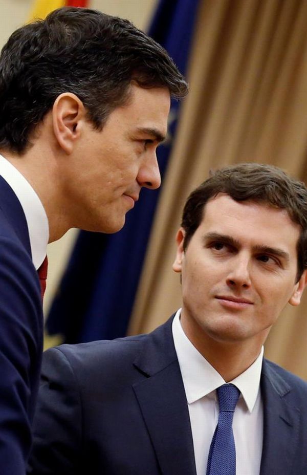Pedro Sánchez y Albert Rviera, durante la firma del acuerdo de investidura y legislatura alcanzado entre sus dos partidos, hoy, en el Congreso. / Sergio Barrenechea (Efe)