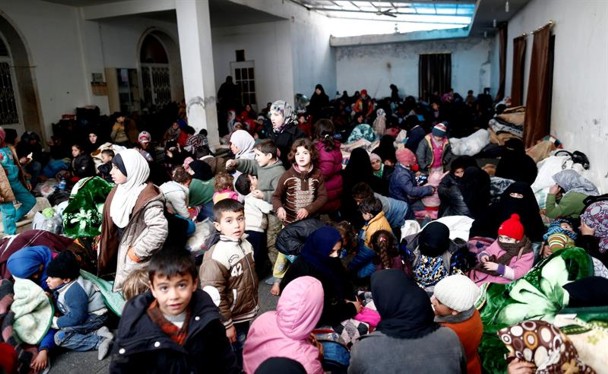 Refugiados sirios perteneciente a la presente oleada provocada por el avance de las tropas gubernamentales. / Sedat Suna (Efe)