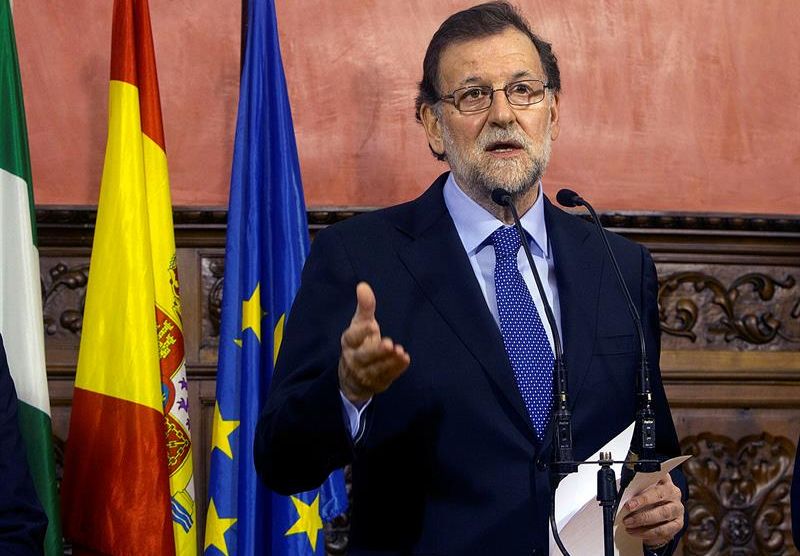 El presidente del Gobierno en funciones, Mariano Rajoy, ayer, durante la declaración institucional que realizó en el Ayuntamiento de Ayamento, Huelva, tras los atentados de Bruselas. / Julián Pérez (Efe)