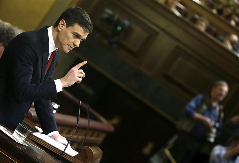 Pedro Sanchez, candidato socialista a la investidura como presidente del Gobierno, este mártes, durante su discurso en el Congreso. / Javier Lizón (Efe)