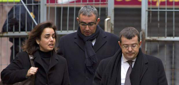 El abogado Manuel González Peeters, abogado de Diego Torres, en el centro, y de su esposa Ana María Tejeiro, llegando a los juzgados de Palma. /Efe