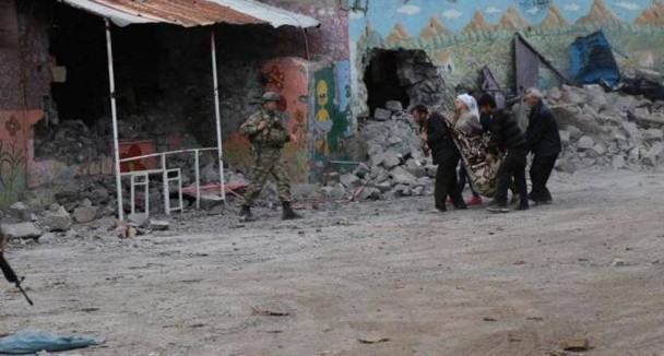 Momento en que la anciana Fatma Ates es retirada en una manta por sus familiares. / Bianet