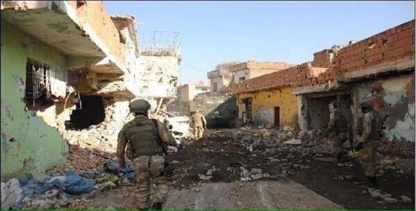 Tropas turcas avanzan apoyadas por blindados por una ciudad kurda. / Firat News
