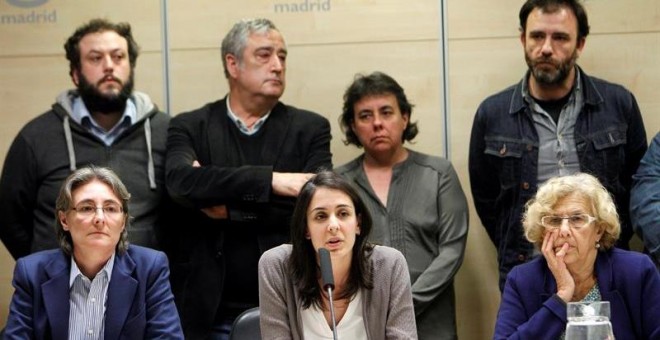 Comparecencia ante los medios de comunicación de Rita Maestre, acompañada por miembros del gobierno municipal, encabezados por la alcaldesa Manuela Carmena. / Efe