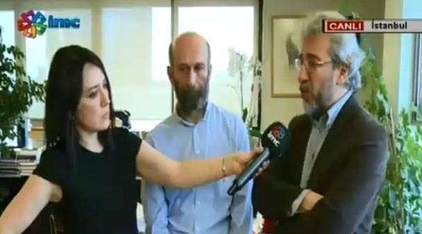 Momento de la entrevista de IMC a los periodistas Dundar y Gul en el que se cortaron las emisiones. / IMC