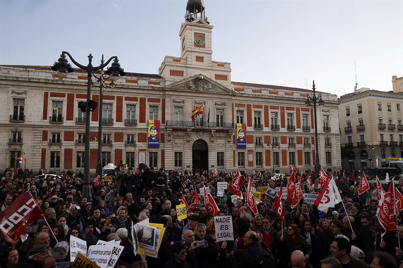 Imagne de Sol durante la concentración contra el tratado sobre los refugiados entre la UE y Turquía. / Kiko Huesca (Efe)