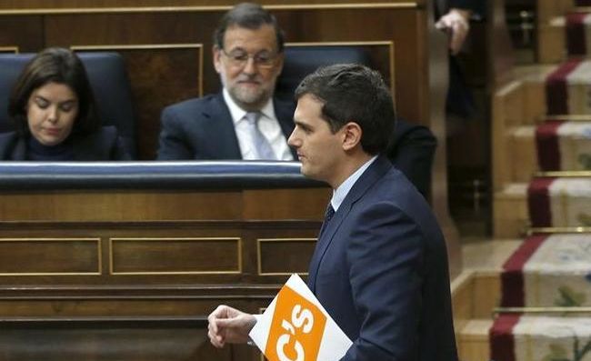 Albert Rivera pasando por delante de Mariano Rajoy, durante uno de los debates de la sesión de investidura en el Congreso. / Efe