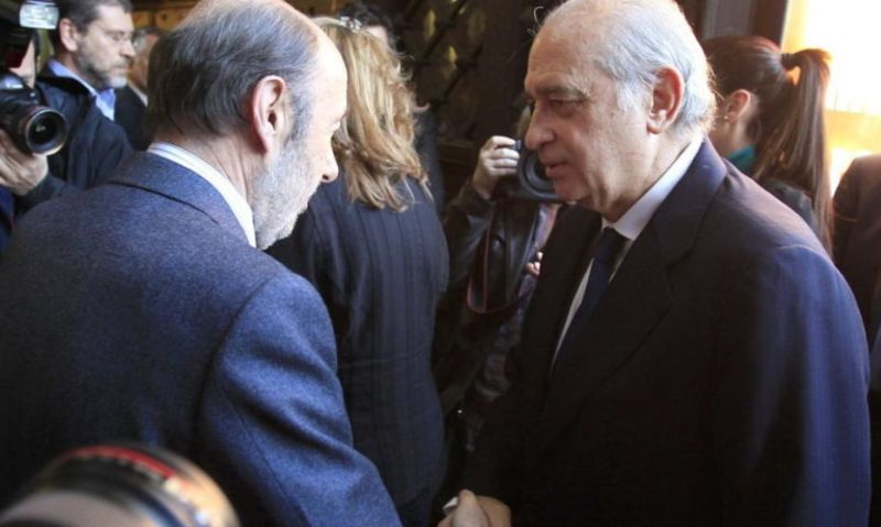 Rubalcaba saludando a Jorge Fernández Díaz en una imagen de archivo. / Victor Lerena (Efe)