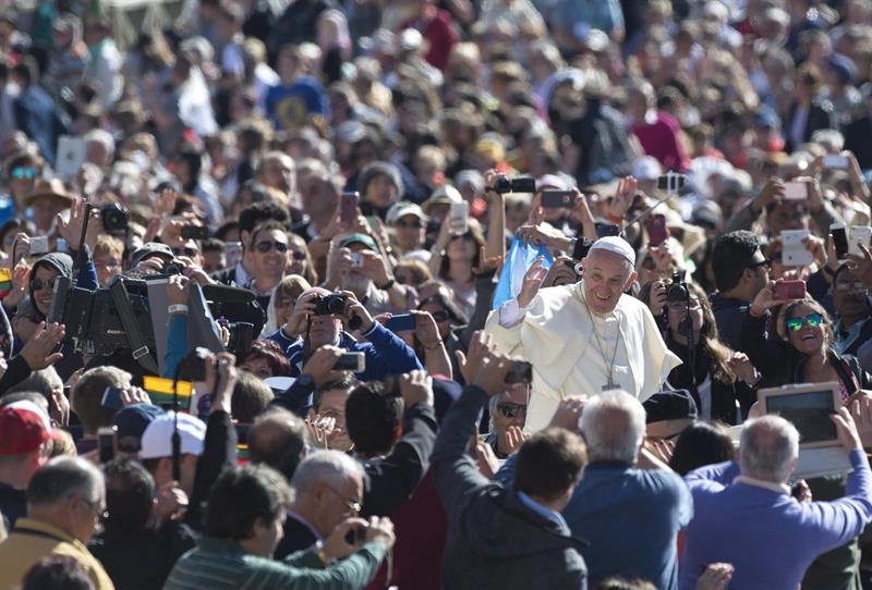 El Papa Francisco, a su llegada a la Plaza de San Pedro en el Vaticano ayer miércoles, antes de empezar la Audiencia General.