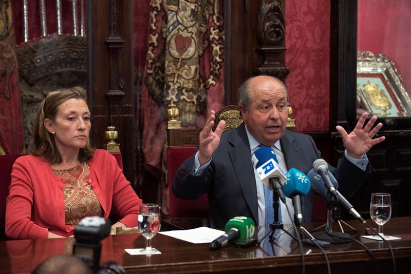 José Torres Hurtado y su concejal de Urbanismo, Isabel Nieto, esta tarde, durante la rueda de prensa en la que ambos han presentado su dimisión. / Miguel Angel Molina (Efe)