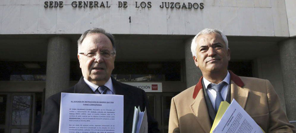 Miguel Bernad, de Manos Limpias, y Rafael Pineda, de Ausbanc, tras interponer una querella. /Efe