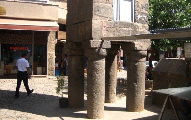 Base del minarete de las Cuatro Columnas. Justo detrás se encuentra la igleisa calde de Mar Petyun. / M. M.