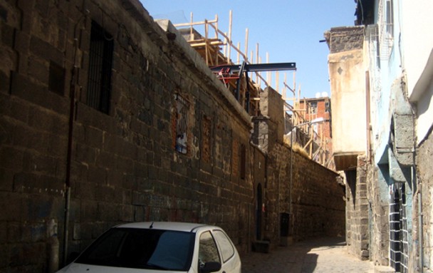 La iglesia armenia, en la "Calle de las Culturas" y en plena reconstrucción, durante el año 2010. / Manuel Martorell