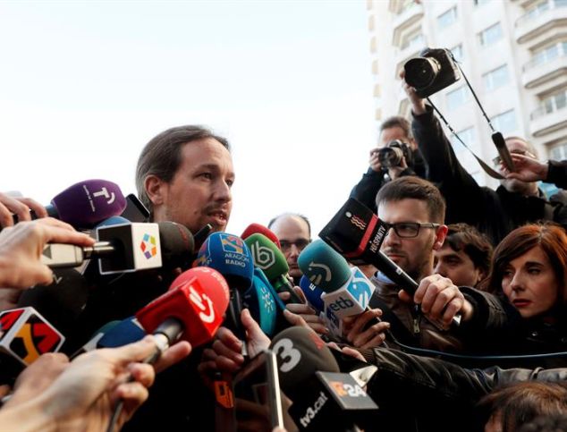 Pablo Iglesias, esta mañana, rodeado de periodistas, a su llegada a la reunión del Consejo Ciudadano Estatal de Podemos. / Juan Carlos Hidalgo (Efe)