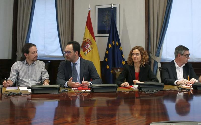 De izquierda a derecha, Pablo Iglesias, el portavoz parlamentario del PSOE, Antonio Hernando, la diputada socialista Meritxel Batet y el vicesecretario general de Ciudadanos, José Manuel Villegas, esta tarde, al inicio de la reunión tripartita celebrada en el Congreso. / Kiko Huesca (Efe)